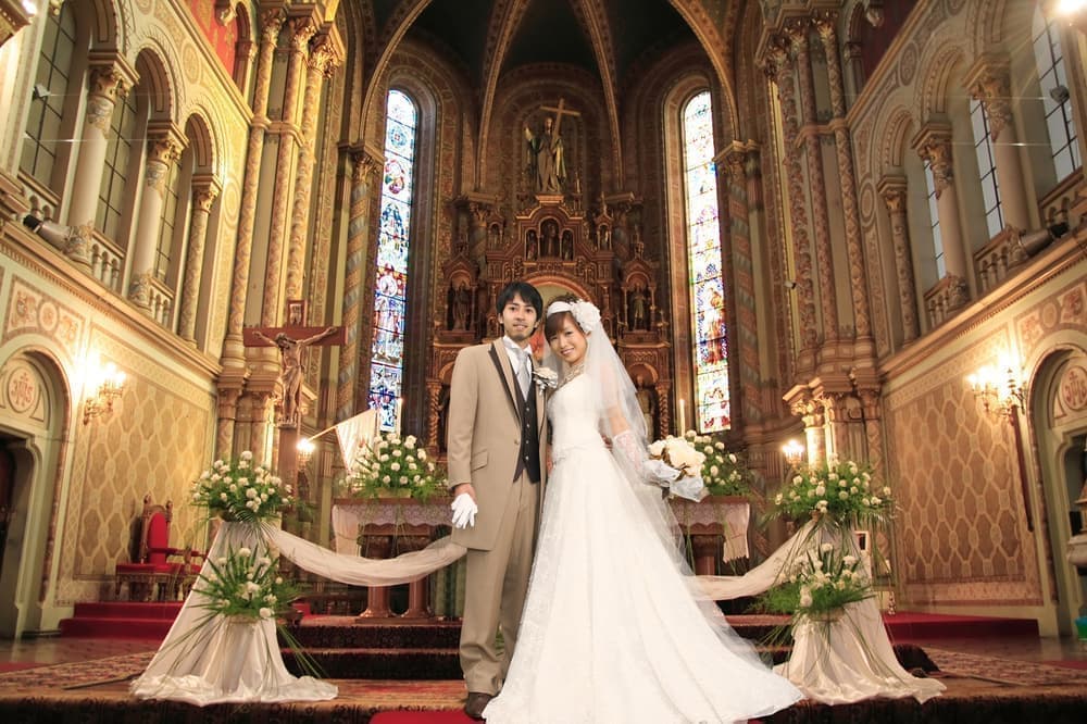 We accommodate everything from ceremonies, receptions, wedding parties, to photo weddings.